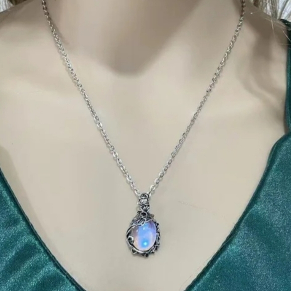 Retro Water Droplet Pendant in Silver Tone Gold Plated Alloy - Picture 7 of 11